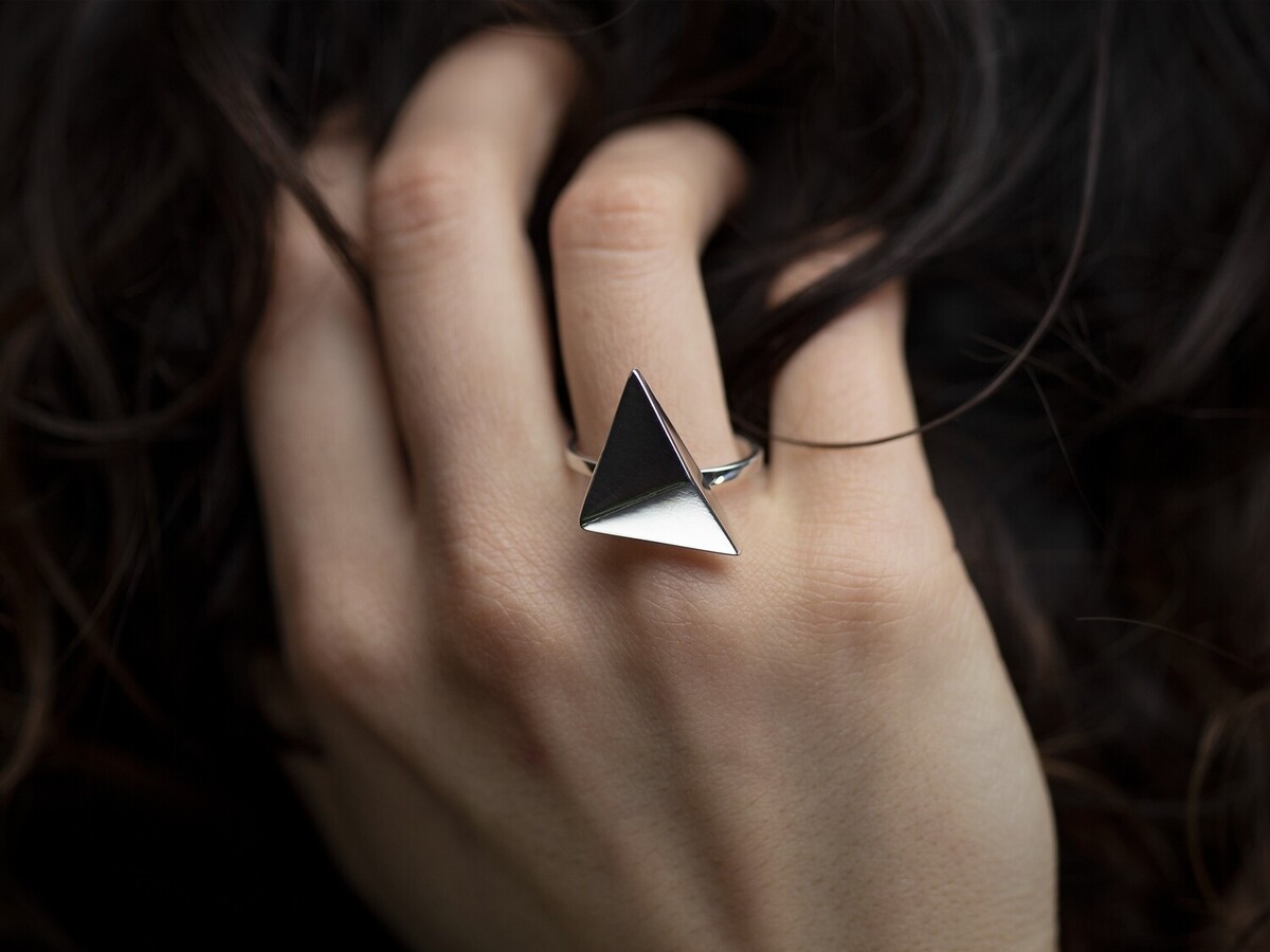 Triangle statement ring HALONA