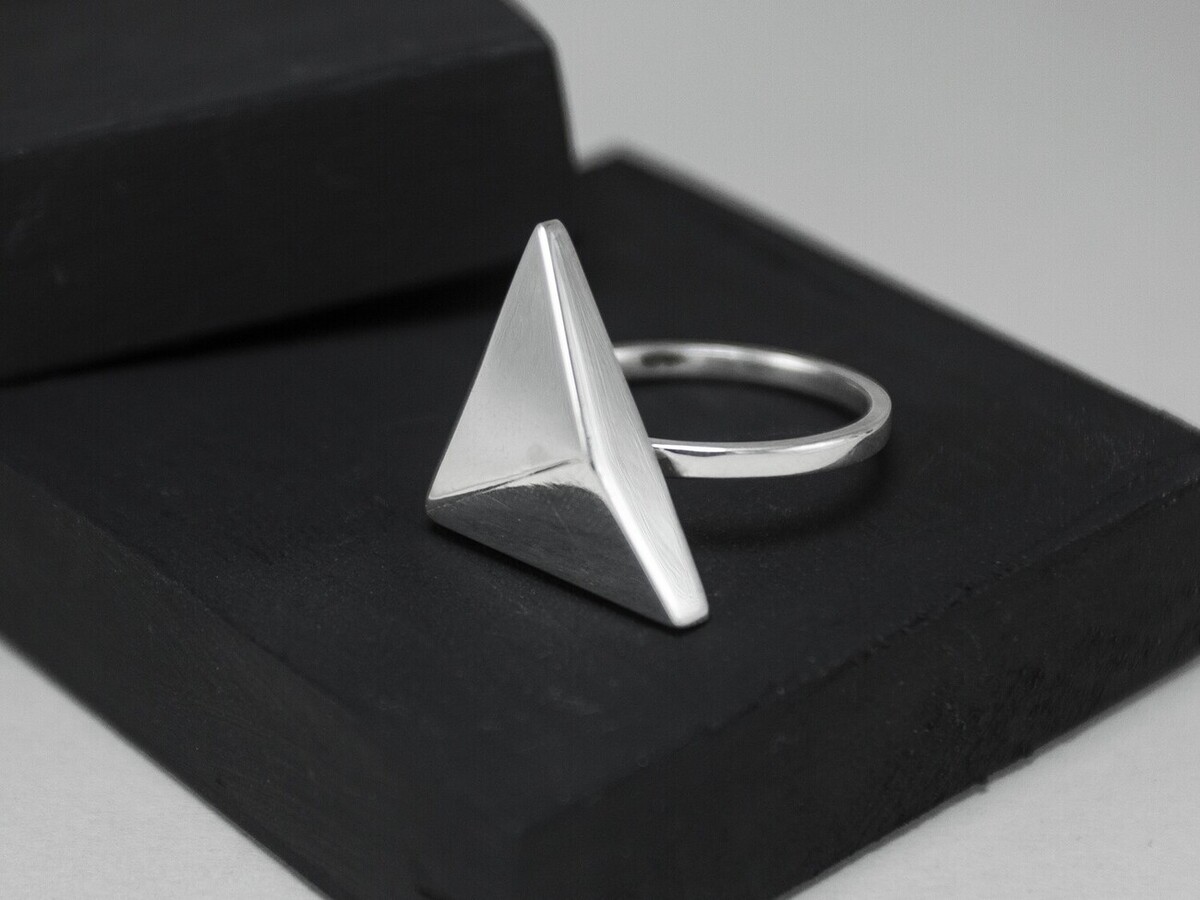 Triangle statement ring HALONA