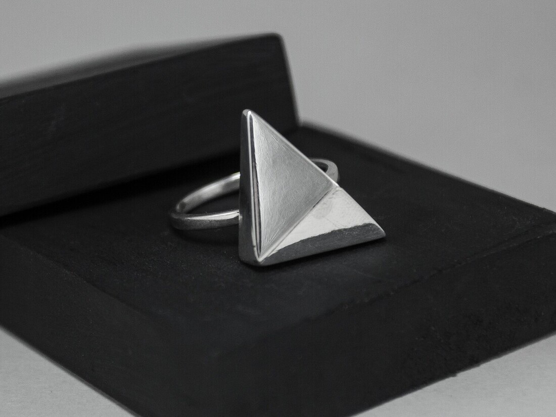 Triangle statement ring HALONA