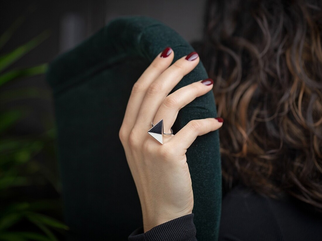 Triangle statement ring HALONA