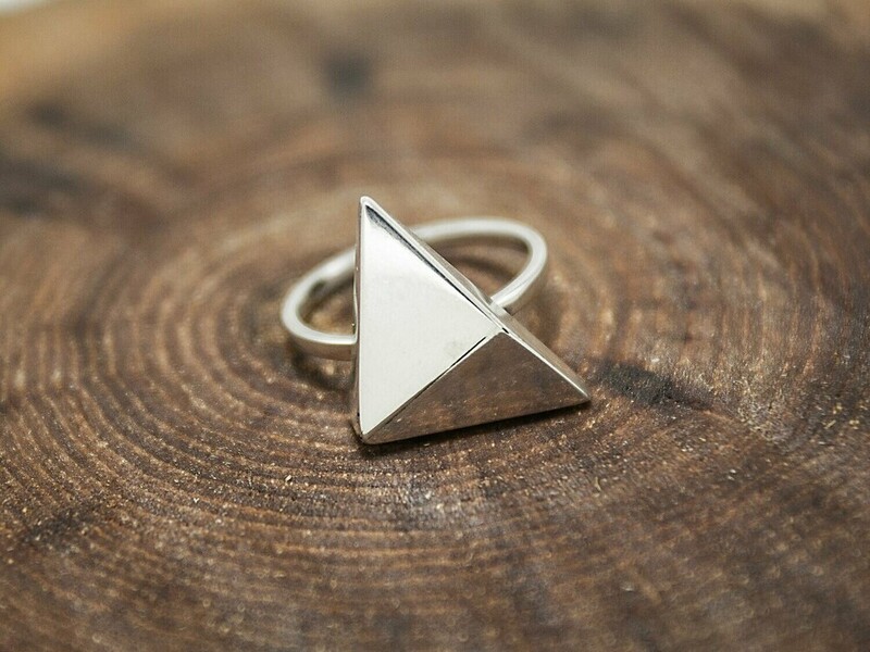 Triangle statement ring HALONA