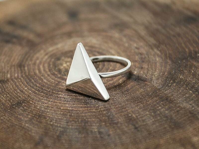 Triangle statement ring HALONA